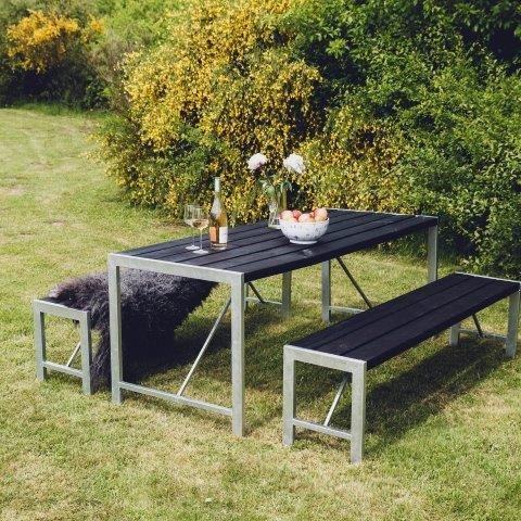 P&ouml;yt&auml; ja 2 penkki&auml; H-malli mustaksi petsattu ja galvanoitu runko