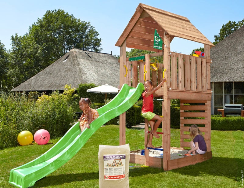 Leikkitorni Jungle Gym Cabin 2.1 ja 120 kg hiekkaa sek&auml; vihre&auml; liukum&auml;ki